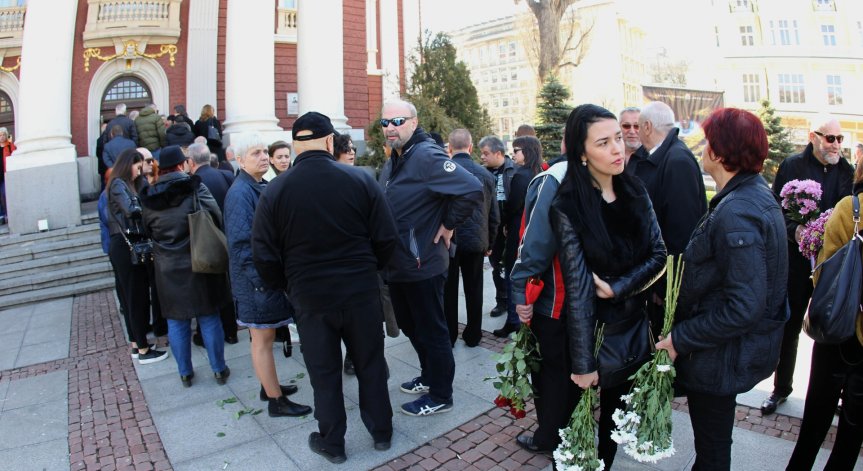 Десетки изпратиха с аплодисменти големия актьор бате Николай