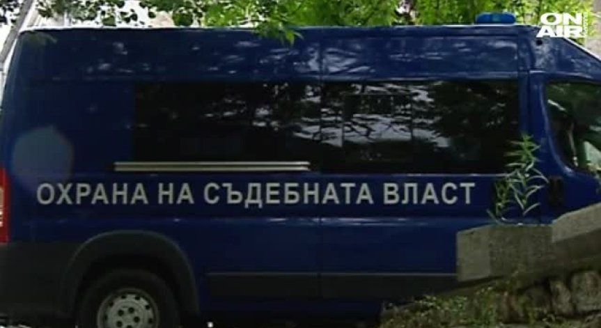 Трима от 