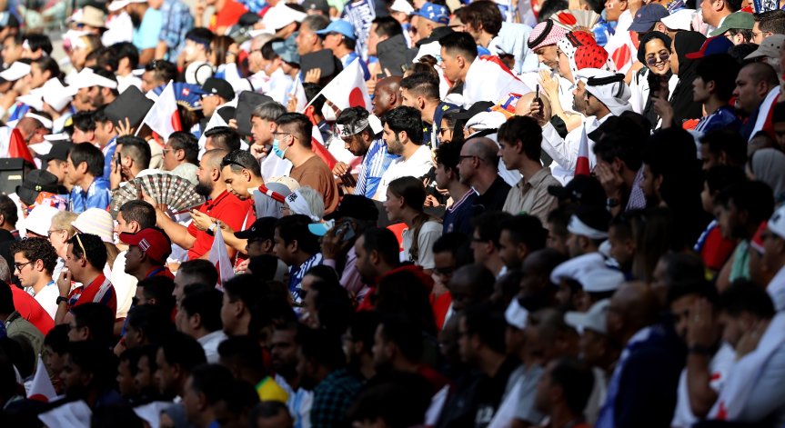 Китайската телевизия изрязва близките кадри на фенове без маски на Световното 