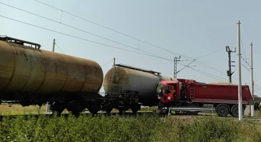 Влак и камион се сблъскаха на жп прелез в Шуменско