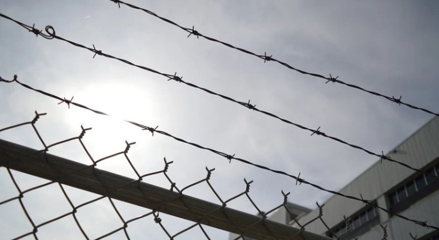 След 26 г. в затвора, мъж беше помилван за убийство, което не е извършил