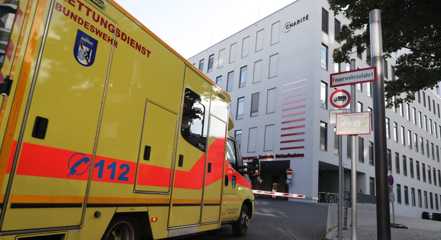 Навални вече може да говори, засилиха охраната му