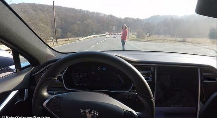 Влогър използва приятелката си, за да тества върху нея автопилота на Tesla