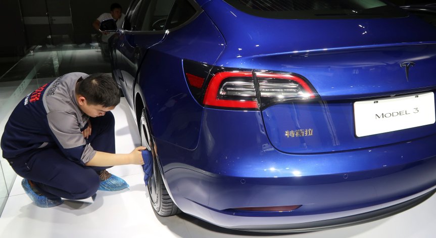 Tesla започва доставки на електромобили, произведени в Шанхай