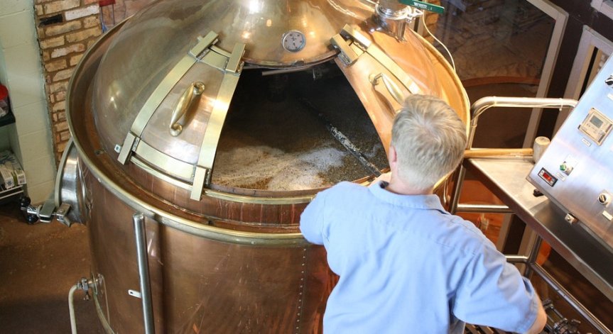 Пробив: Наши учени изследват и контролират микроорганизмите в бирата