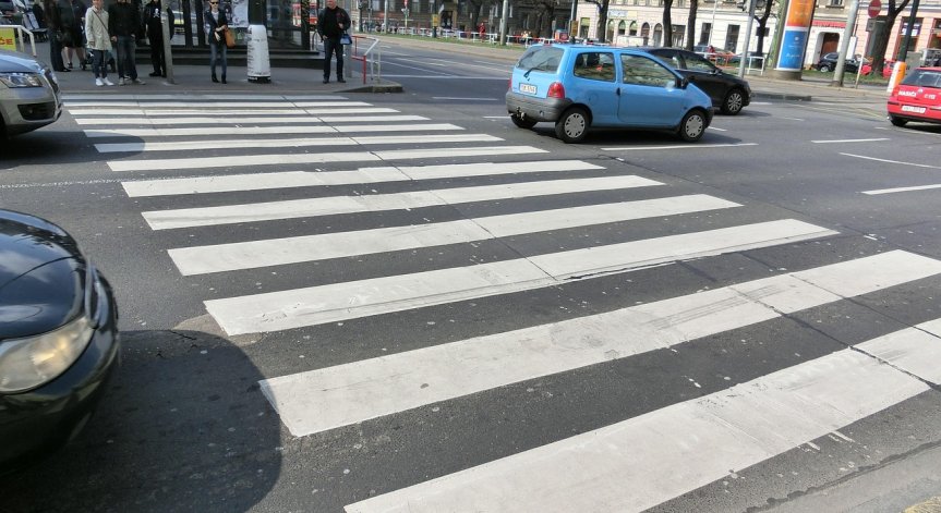 Дрогиран шофьор блъсна мъж на пешеходна пътека в Добрич, с опасност за живота е