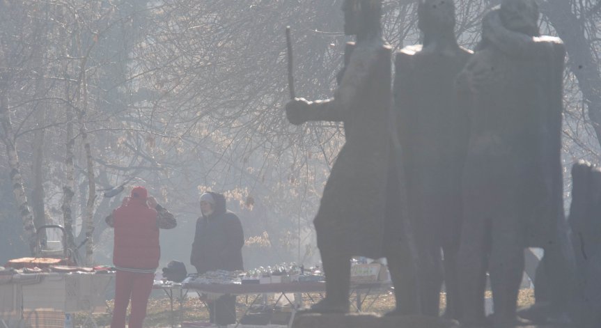 Гъстата мъгла в София също допринася за задържането на фините прахови частици.
