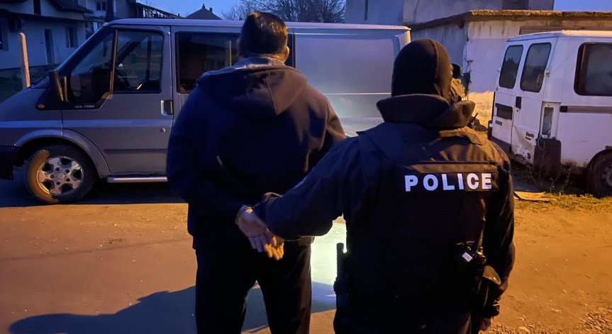 В Лом и Враца арестуваха шестима българи, издирвани от Италия за трафик на хора