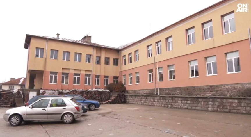 Нов директор и учител по английски в училището на самоубилия се Билгин