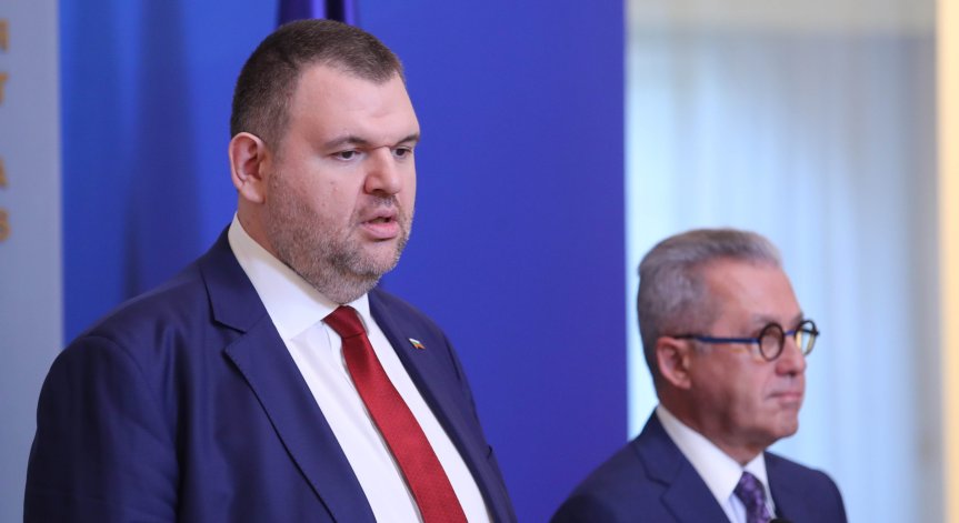 Пеевски: Батковците Василев и Петков пазят гърба на Денков, нека му заемат мястото
