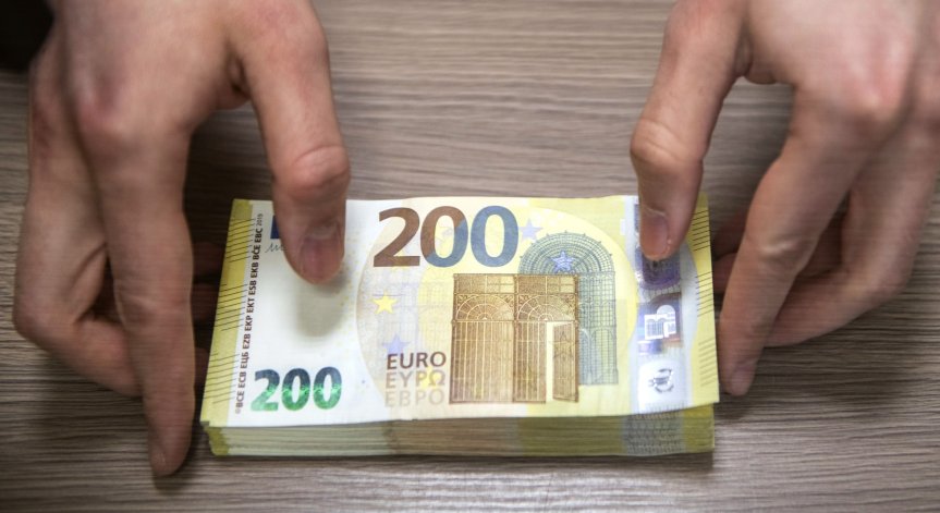 Еврото удари 20-годишно дъно, цените на газа достигнаха рекорден връх