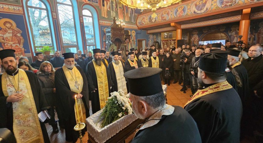 Стотици си взеха последно сбогом с отец Боян Саръев