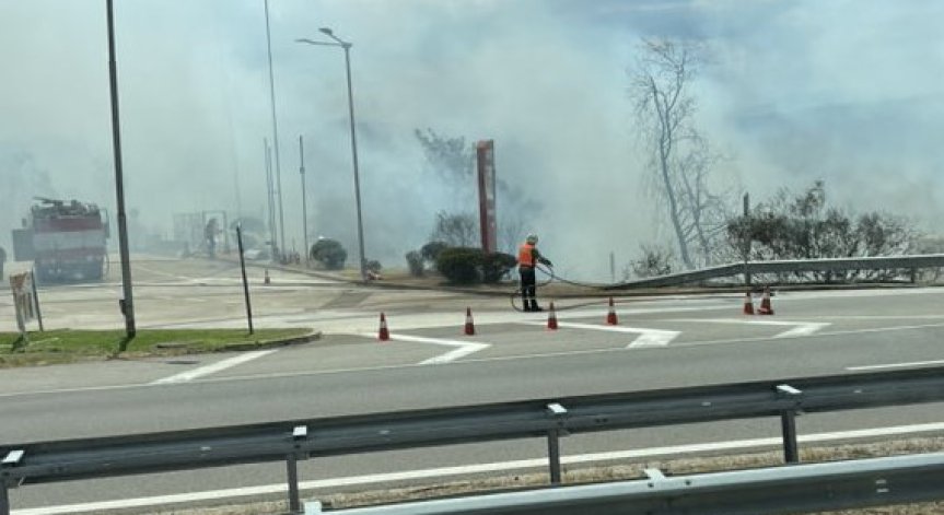 На място има пожарникари.