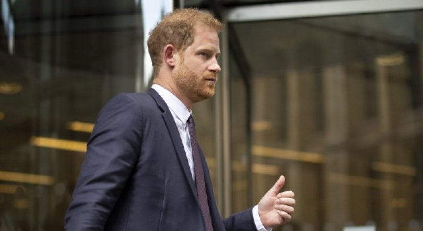 Хари кацна в родния Лондон, поискал среща с Уилям и крал Чарлз