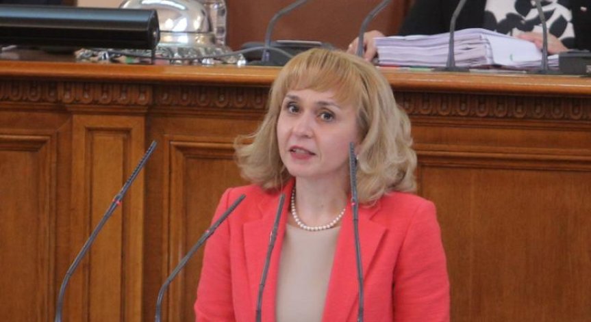 Ковачева: Центрове за хора в риск затварят врати заради сметките за ток и газ