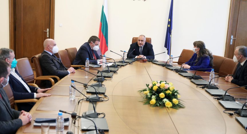 Правят до края на месеца е-регистър на желаещите да се ваксинират