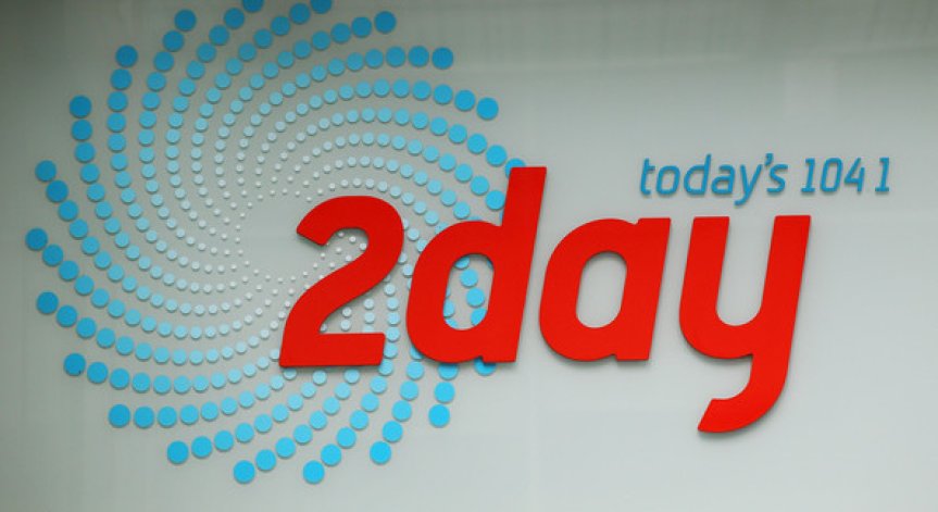 Радиоводещите, представили се за Елизабет II и принц Чарлс, са отстранени