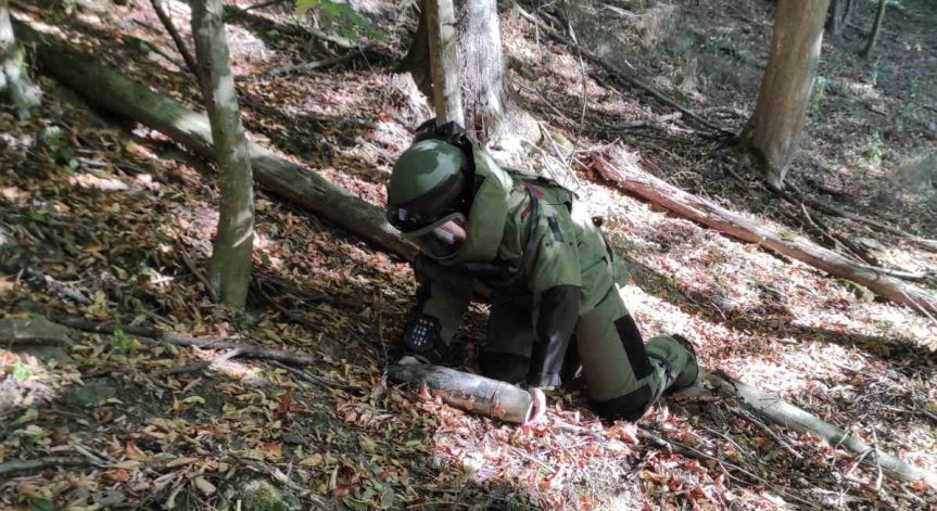 60 невзривени боеприпаса откриха край завод 