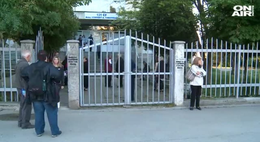 България избира евродепутати: Слаб интерес и проблеми с машинното гласуване