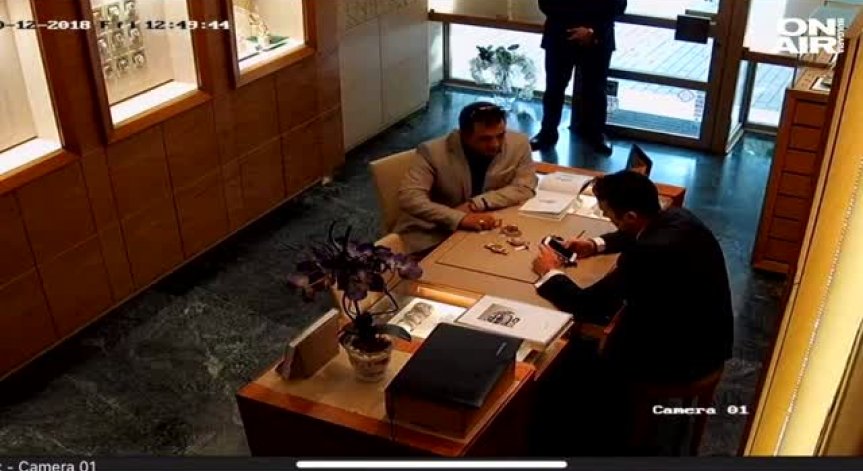 Дръзка кражба: Мъж задигна часовник за 90 хил. лева от центъра на София