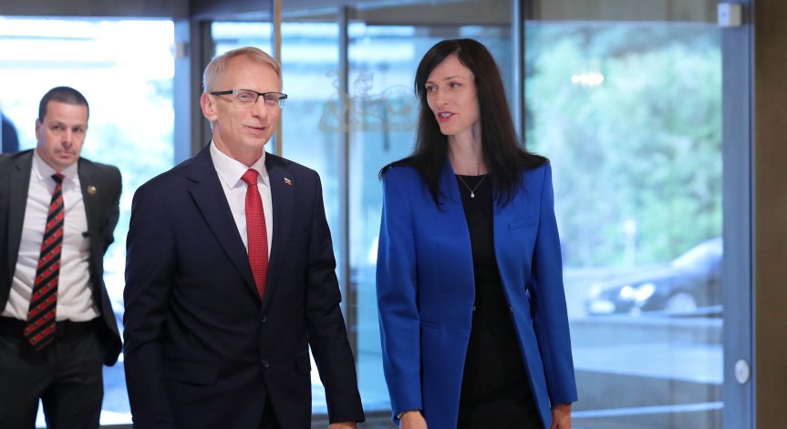 Втори ден преговори между ПП-ДБ и ГЕРБ-СДС, Сачева: Разговорите са конструктивни