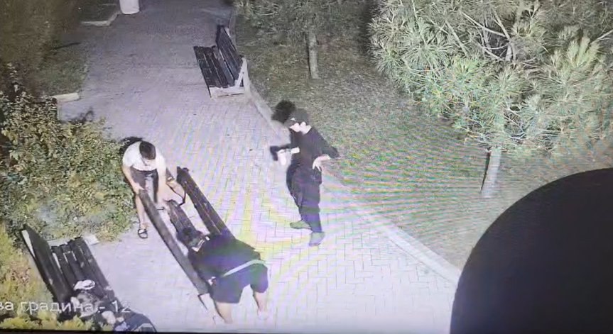 Вандалска проява в Бургас: Младежи чупят пейка в градския парк