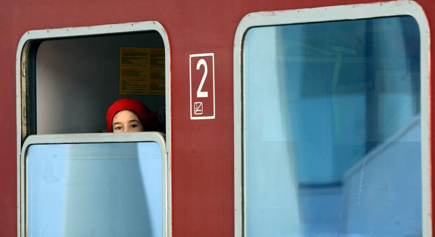 В условия на Ковид-19: Влакът Перник-София пълен, пътниците - без дистанция