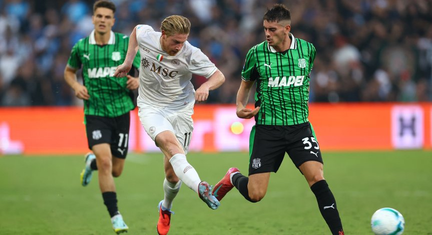 Скот Мактоминей изведе неаполитанците напред в резултата през първата част.