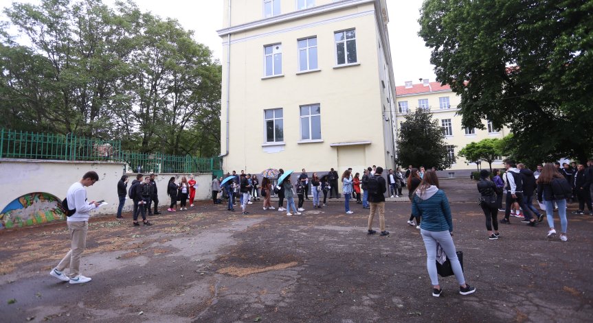 Четвъртокласниците се явяват на матура по математика