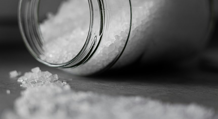 Консумацията на прекомерни количества сол може да има сериозни последици за здравето. 