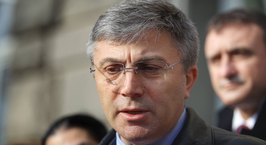 Карадайъ: Само диалог между партиите може да разреши политическата криза