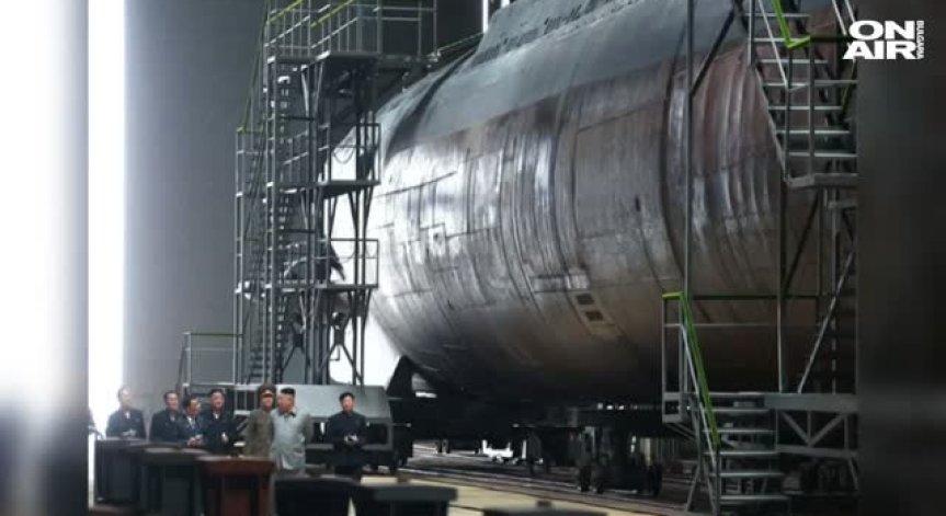 Ким Чен Ун инспектира нова подводница