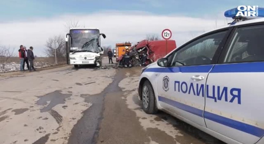 Автобус и микробус се удариха край Монтана, 49-годишен мъж загина на място