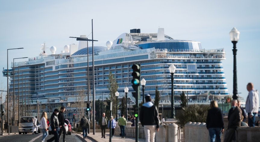 Ковид-19 блокира германски круизен кораб в Лисабон