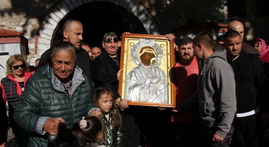 Надежда за чудо: Хиляди понесоха иконата на Света Богородица от Бачковския манастир
