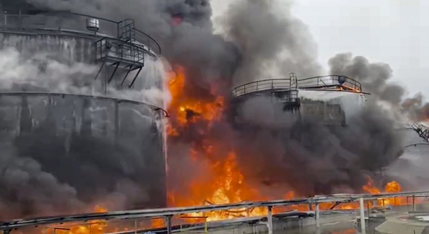 Двама души загинаха при голям пожар в руска рафинерия