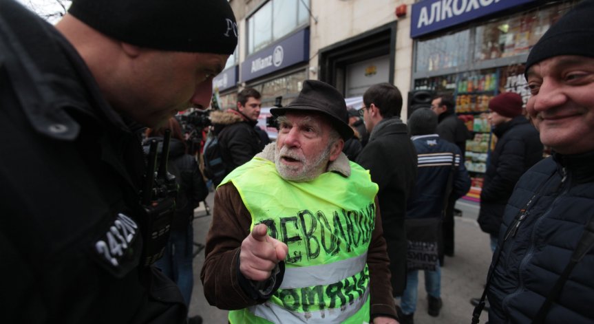 Граждани се събраха на протест пред КЕВР срещу новите цени на водата