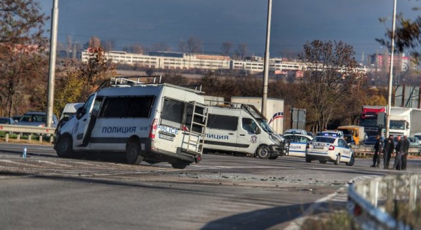 Пострадалият при гонка с мигранти полицай остава в критично състояние
