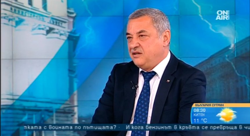 Симеонов за пушенето в кръчмите: Скандално държавно лицемерие!