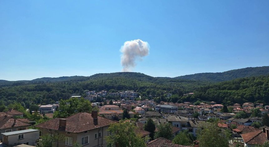Силен взрив край Трявна: Пожар и експлозии в завод за боеприпаси