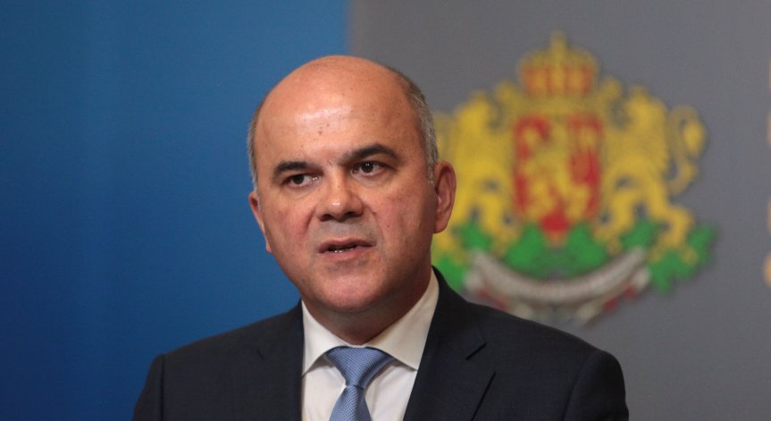 Бисер Петков не е съгласен с АИКБ болничните да се плащат от работника