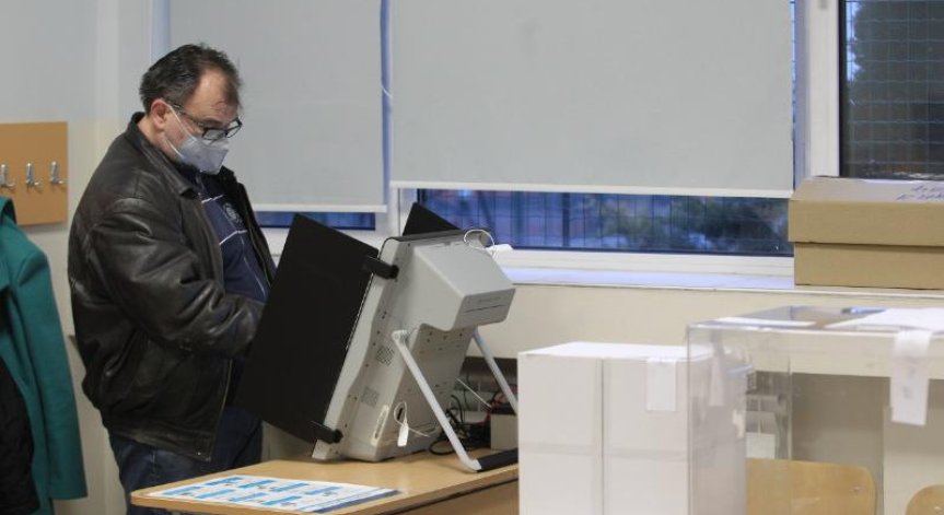 Създават обща бюлетина върху сензорен дисплей при машинното гласуване