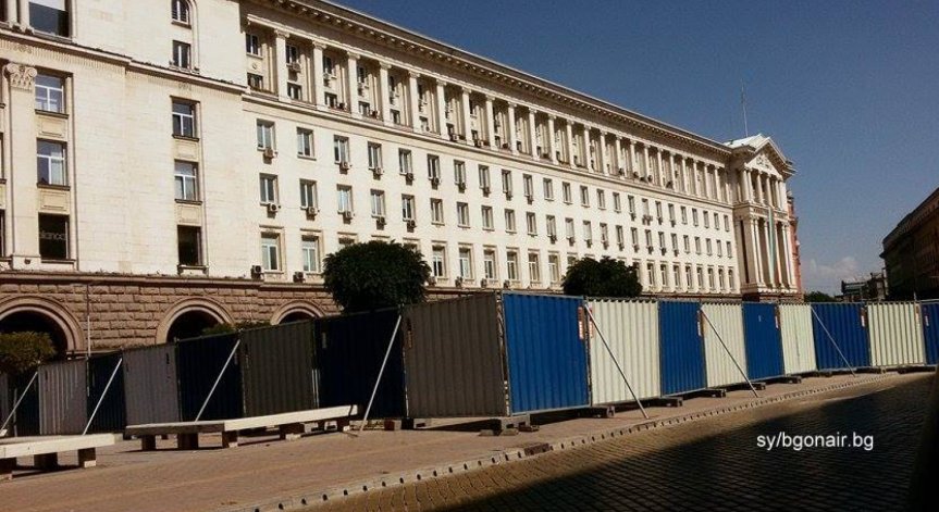 Продължават ремонтите между сградите на Президентството и МС