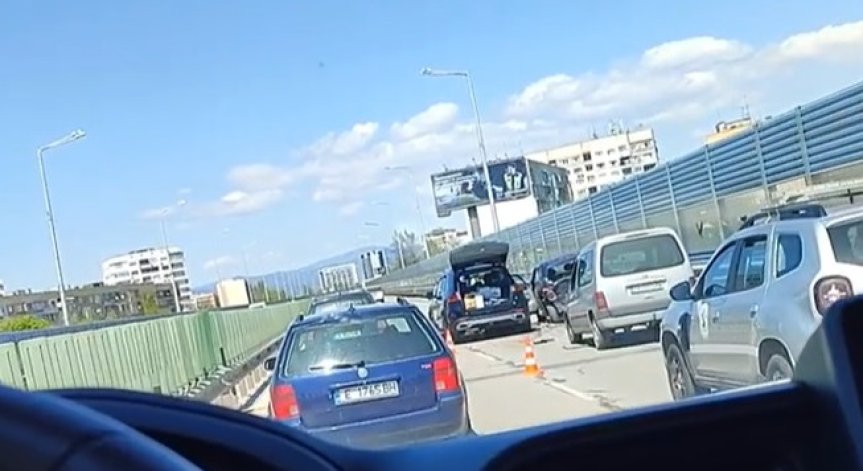 Катастрофа затруднява движението към летище 