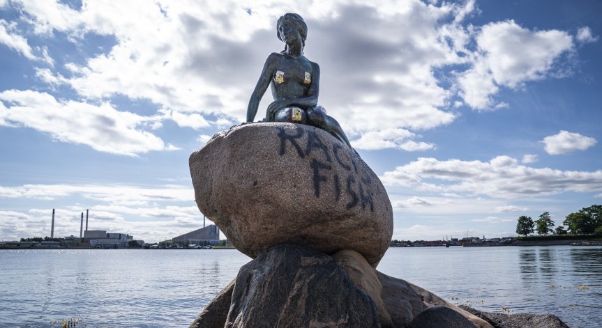 Сега пък Малката русалка била 