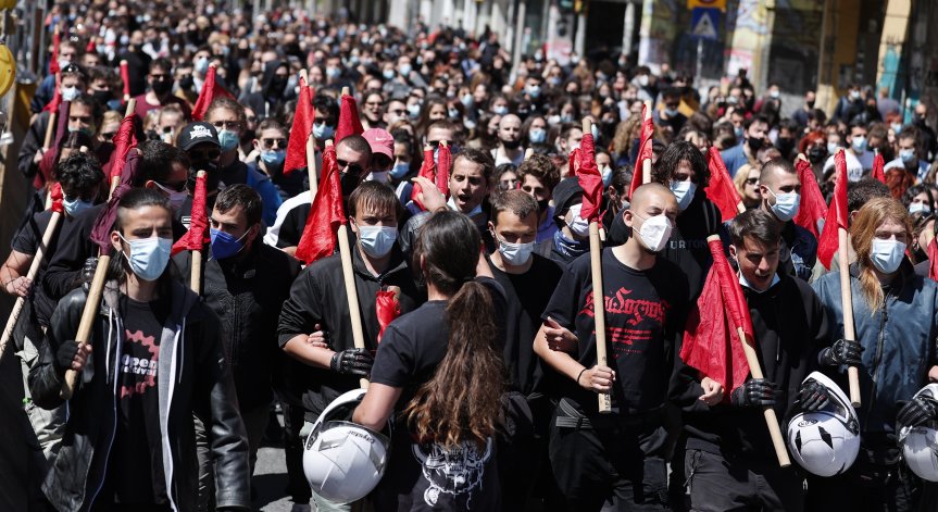 Вълна от неподчинение на младите хора в Гърция срещу карантината и мерките       