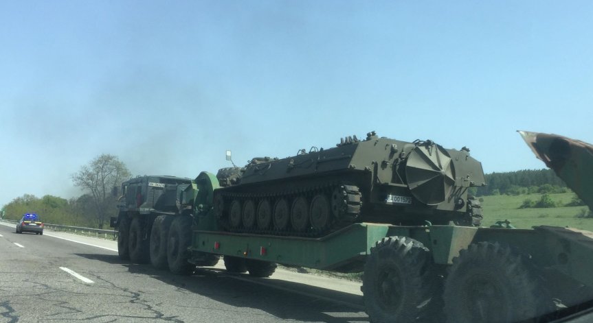 МО предупреди за военна техника по пътя Карлово - ГКПП Калотина