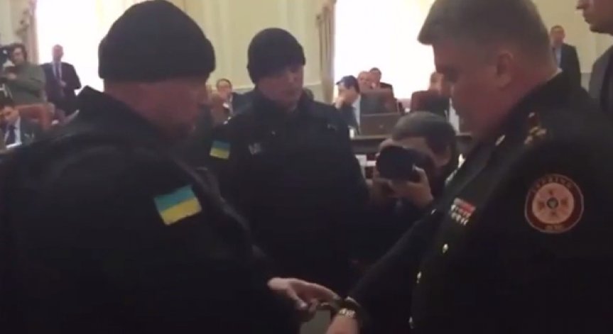Висши украински чиновници са арестувани за корупция
