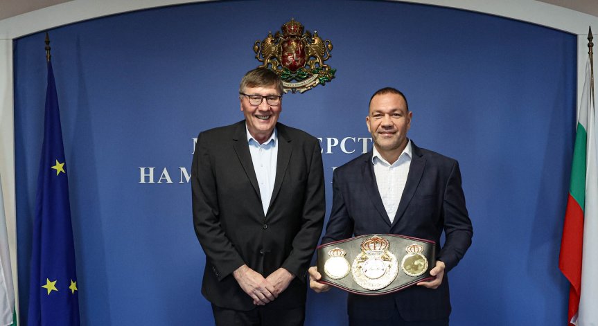 улев стана първият българин, спечелил регулярната световна титла на WBA след победа над Махмуд Чар в София.