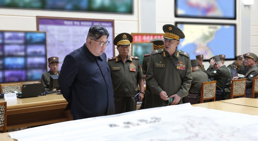 Ким Чен Ун се похвали с тактическа ядрена атакуваща подводница